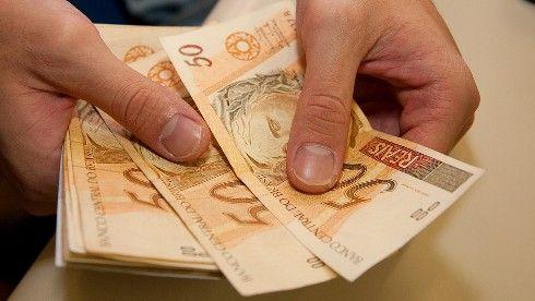 Sacar dinheiro segue em alta no Brasil
