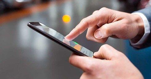 Maioria dos brasileiros usa celular para pagar impostos e boletos