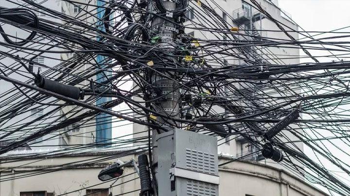 Rio de Janeiro monta força-tarefa para cortar fios e cabos abandonados pelas teles