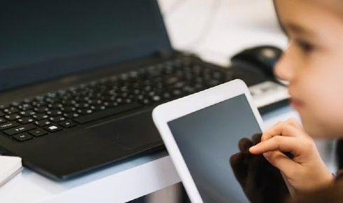 Uso de internet por crianças entre 6 e 8 anos dobrou na última década 