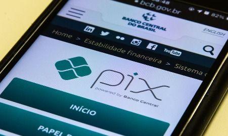 Pix substitui cada vez mais o dinheiro vivo no Brasil